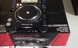 2x Pioneer CDJ-2000NXS2 + 1x DJM-900NXS2 DJ Mixer = 2600 EUR