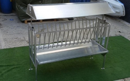 MANGIATOIA PER CAPRE E PECORE CON COPERTURA