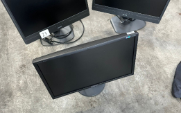 N. 2 monitor Hisense oltre n. 3 monitor PC Philips