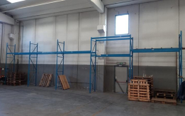 Varie scaffalature usate